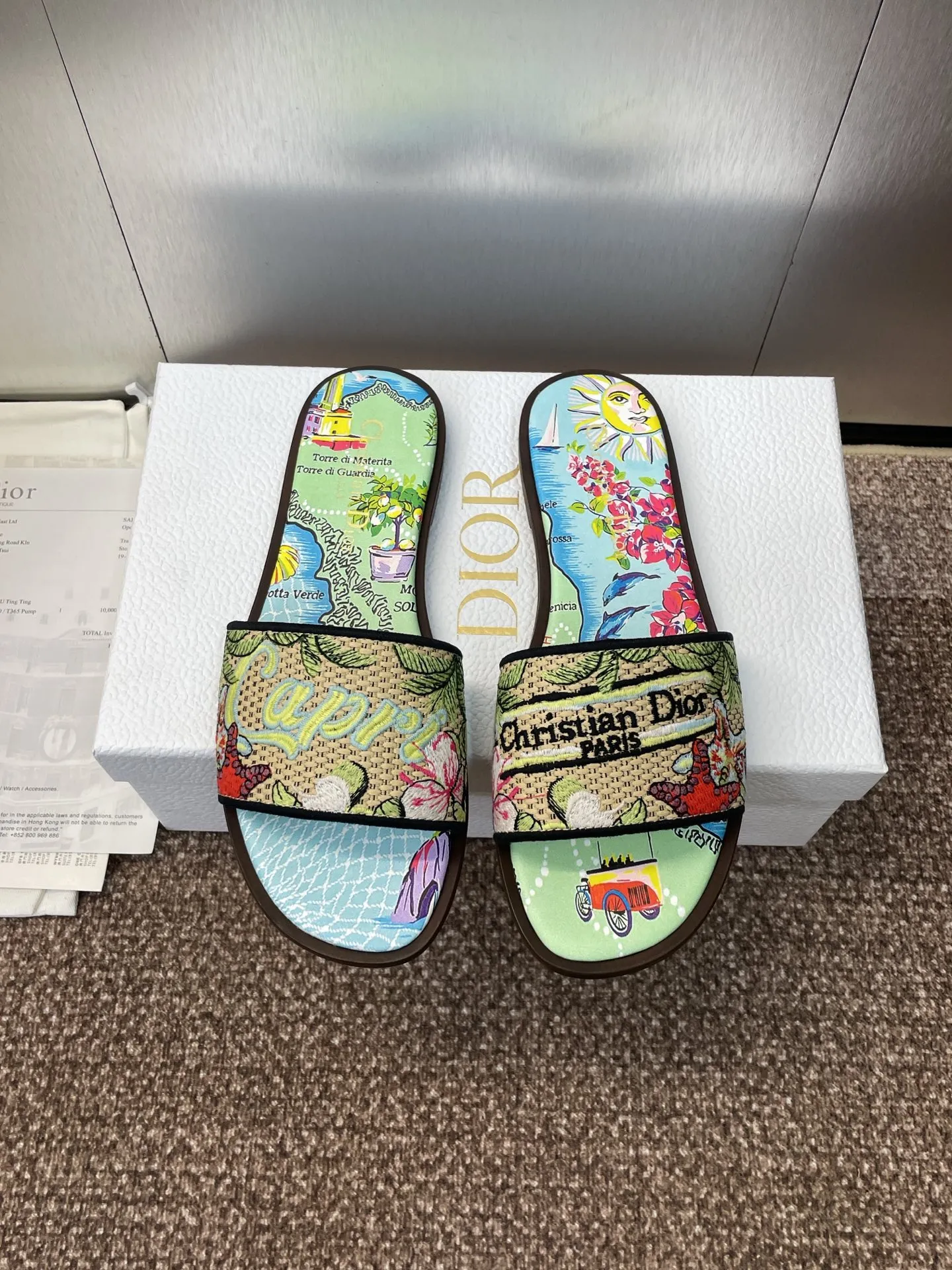 👟👟Ex-factory price 500👟👟 Dior 2025 spring and summer new style DWAY flat flip flops jelly color women's shoes CD letter logo three-dimensional embroidery round toe open toe color block sandals Material: upper imported raffia electric embroidery high temperature water-soluble cotton technical fabric + water-dyed sheepskin lining + Italian thickened leather outsole size: 34-42 (34.40.41.42. Customized, non-refundable and non-exchangeable)